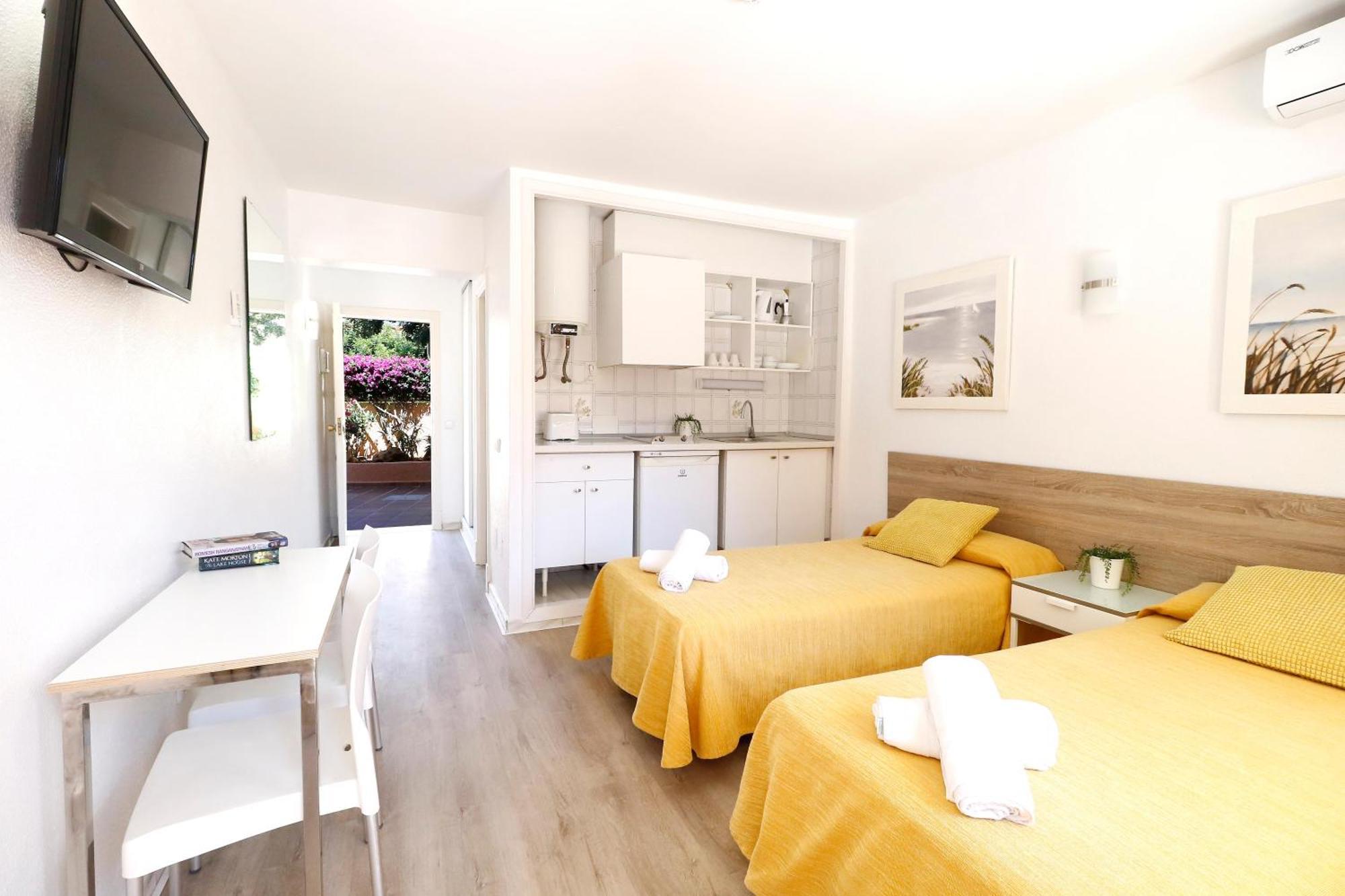 Naika Studios & Apartments Palma Nova  Exterior photo